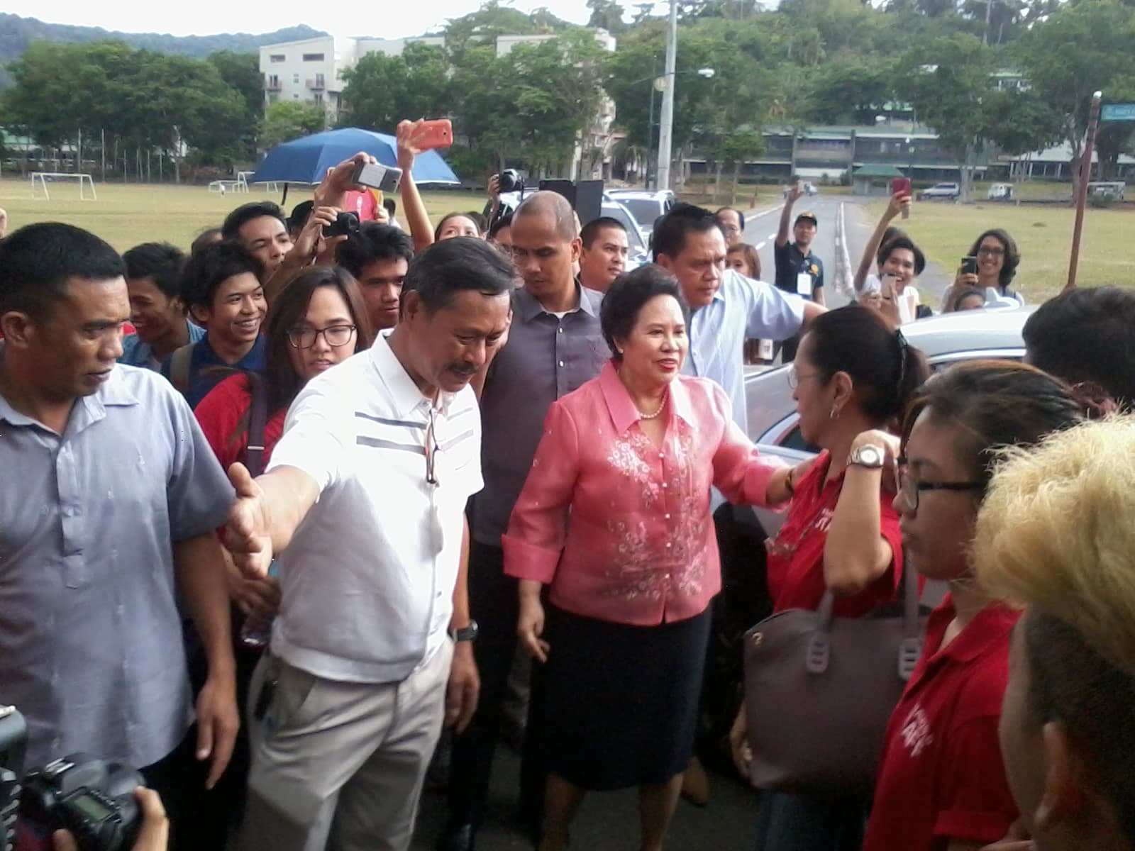 Miriam Defensor Santiago surrounded by students at UP Los Baños in April 2016.